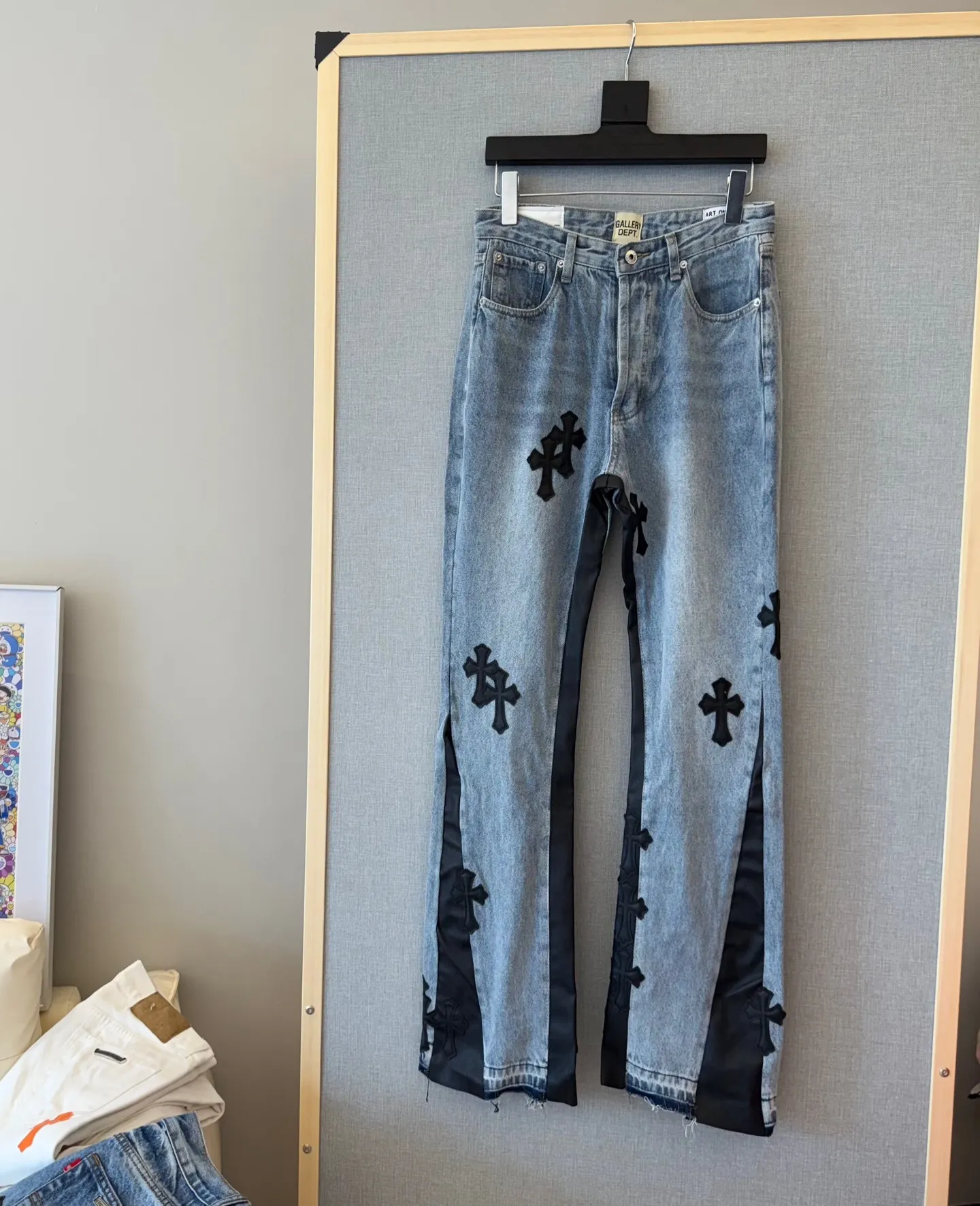 P300 model number: D324 GALLERY DEPT & Chrome hearts. Spliced cross loose washed flared jeans to truly restore the ultimate vintage texture. Original hardware accessories, washed and other elevators, QR code analysis are all purchased from the original factory, high degree of restoration, you are welcome to compare the products~ Three-dimensional version Loose and comfortable, not picky about the figure, taller and slimmer, factory Seiko, original factory quality control, same style for men and women, can be matched with couples, versatile recommendation, must-have jeans for all seasons Trendy people have been disappointed. From the quality selection of fabrics, the tailoring of details, and the matching of patterns, everything is impeccable! The upper body is so handsome when worn...it can be easily worn by men, women and children! The craftsmanship is made of heavy-duty washed pure cotton denim fabric. After washing, it is soft and thick. It is very stylish when worn. Size: 28, 30, 32, 34, 36 (S-XXL) Color: Stitching Size reference # 28 trouser length 100 waist 72 30 trouser length 102 waist 76 32 trouser length 104 waist 80 34 trouser length 106 waist 84 36 pants length 108 waist circumference 88